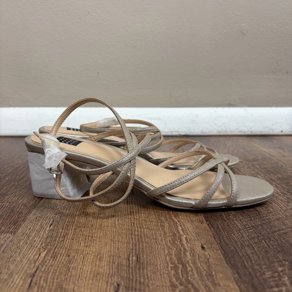 White House Black Market Tillie Silver Strappy Block Heel Sandal NWOB Size 8M - Picture 7 of 13